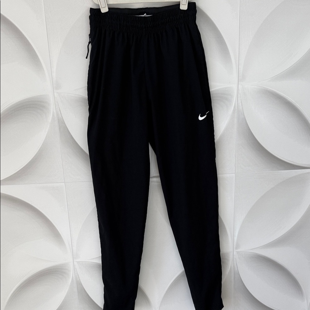 Nike Men’s Performance Joggers!